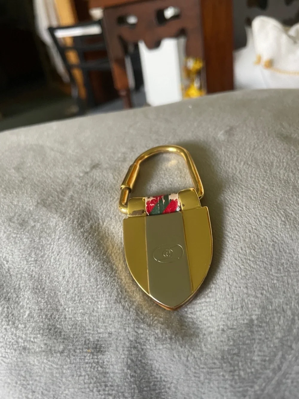 Gucci Gold Shield Keyring with Red and Green Stripe - Picture 2 of 2